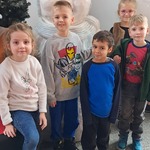 Jarmark Bożonarodzeniowy - dzieci na tle dekoracji świątecznej