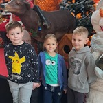 Jarmark Bożonarodzeniowy - dzieci na tle dekoracji świątecznej