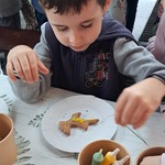Jarmark Bożonarodzeniowy - dziecko dekoruje pierniczki
