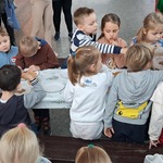 Jarmark Bożonarodzeniowy - dzieci dekorują pierniczki