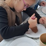 Jarmark Bożonarodzeniowy - dziecko dekoruje pierniczki