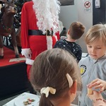 Jarmark Bożonarodzeniowy - Mikołaj obserwuje dekoracje pierniczków