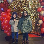 Wycieczka do kina - dzieci na ściance