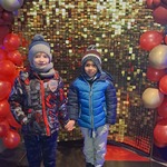 Wycieczka do kina - dzieci na ściance