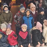 Wycieczka do kina - grupa dzieci przed wejściem