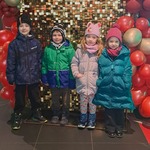 Wycieczka do kina - dzieci na ściance