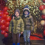 Wycieczka do kina - dzieci na ściance