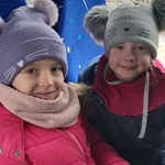 Wycieczka do kina - dzieci w autokarze