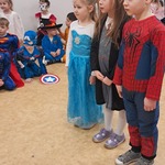 Bal karnawałowy - dzieci w konkursie z kręglami