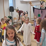 Bal karnawałowy - tańczące dzieci