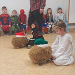 Bal karnawałowy - dzieci w konkutrsie z jeżami