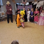 Bal karnawałowy - dzieci biorące udział w konkursie tanecznym