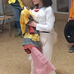 Bal karnawałowy - dziewczynka tańcząca ze strachem