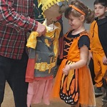 Bal karnawałowy - dziewczynka tańcząca ze strachem