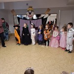 Bal karnawałowy - dzieci biorące udział w konkursie tanecznym