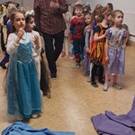 Bal karnawałowy - dzieci w konkursie wyścigi rzek