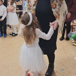 Dzień Babci i Dziadka w Tygryskach - taniec dziewczynki z babcią