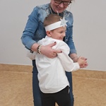 Dzień Babci i Dziadka w Tygryskach - taniec chłopca z babcią