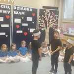Dzień Babci i Dziadka w Słoneczkach - dzieci w przedstawieniu