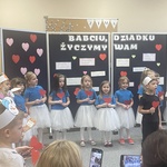 Dzień Babci i Dziadka w Słoneczkach - dzieci w przedstawieniu