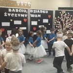Dzień Babci i Dziadka w Słoneczkach - taniec dzieci