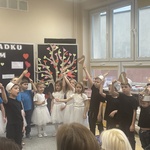 Dzień Babci i Dziadka w Słoneczkach - dzieci w przedtsawieniu