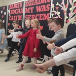 Dzień Babci i Dziadka z Małpką Iwoną - grupa Pszczółki 