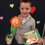 Dzień Babci i Dziadka z Małpką Iwoną - chłopiec z prezentem