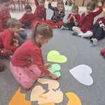 Serduszkowy dzień przyjaźni - dziecko układa puzzle