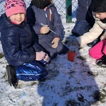 Zimowa Olimpiada - dzieci malują śnieg