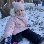 Zimowa Olimpiada - dziewczynka na śniegu