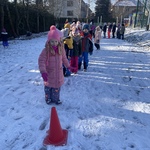 Zimowa Olimpiada - dzieci w slalomie