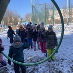 Zimowa Olimpiada - dzieci rzycają do celu