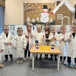 Smerfy eksperymentują - dzieci z lupami przy mikroskopach