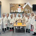 Smerfy eksperymentują - dzieci z lupami przy mikroskopach