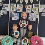 Dzień pączka, czyli Tłusty czwartek- dzieci z papierowymi pączkami 