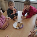 Dzień pączka, czyli Tłusty czwartek- dzieci przy stoliku