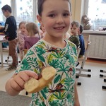 Dzień pączka, czyli Tłusty czwartek- chłopiec z pączkiem