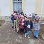 W Muzeum Medycyny i Farmacji- Tygryski przed budynkiem muzeum