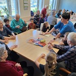 Tygryski z wizyta u seniorów w Podlaskim Centrum Psychogeriatrii- dzieci podczas warsztatów z seniorami