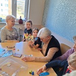 Tygryski z wizyta u seniorów w Podlaskim Centrum Psychogeriatrii- dzieci podczas warsztatów z seniorami