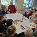 Tygryski z wizyta u seniorów w Podlaskim Centrum Psychogeriatrii- dzieci podczas warsztatów z seniorami