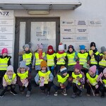 Tygryski z wizyta u seniorów w Podlaskim Centrum Psychogeriatrii- dzieci przed budynkiem