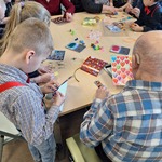 Tygryski z wizyta u seniorów w Podlaskim Centrum Psychogeriatrii- dzieci podczas warsztatów z seniorami