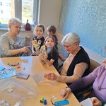Tygryski z wizyta u seniorów w Podlaskim Centrum Psychogeriatrii- dzieci podczas warsztatów z seniorami