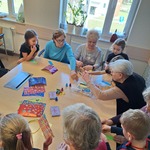 Tygryski z wizyta u seniorów w Podlaskim Centrum Psychogeriatrii- dzieci podczas warsztatów z seniorami