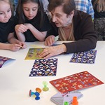 Tygryski z wizytą w Podlaskim Centrum Psychogeriatrii - dzieci podczas warsztaów z seniorami