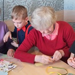 Tygryski z wizytą w Podlaskim Centrum Psychogeriatrii - dzieci podczas warsztatów z seniorami