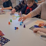Tygryski z wizytą w Podlaskim Centrum Psychogeriatrii - dzieci w trakcie warsztatów z seniorami