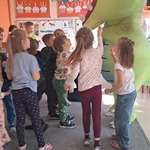 Warsztaty paleontologiczne - dinozaur Dango w sali Tygrysków